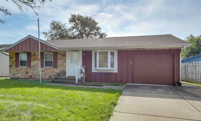 Glendale Heights Haus | Glendale Heights Home with Office and Backyard!