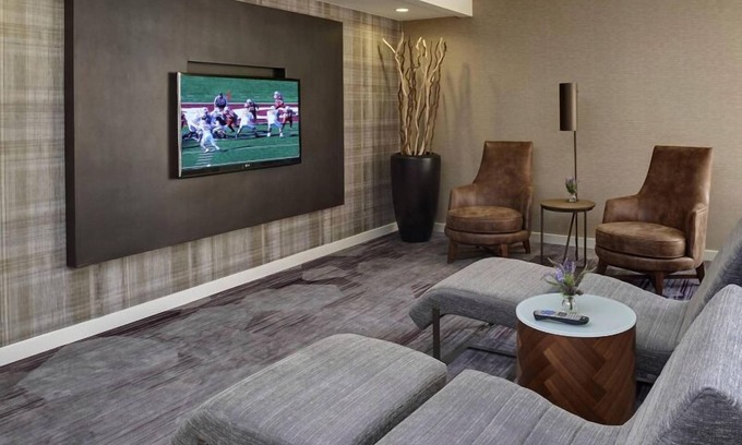 Brookfield Hotel | Go Skating at Pettit National Ice Center! Pets Allowed, Indoor Swimming Pool!