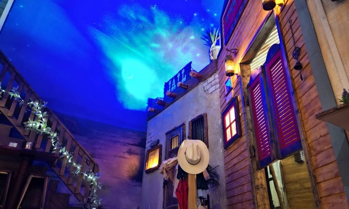 Villa Rica Kabine | Go West- Couples 1-of-a-kind old-time theme-ATL area.