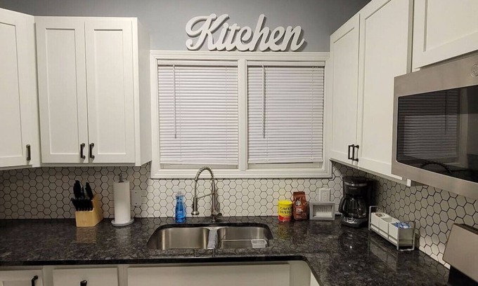 Grand Rapids Wohnung | Gold 1 · Retreat Suite 2 - Cozy Downtown Getaway