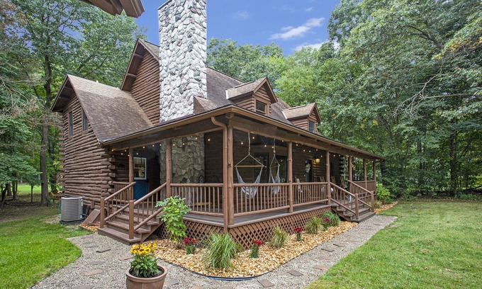 Burnips Kabine | Golf Course Log Cabin with Hot Tub & Movie Theater