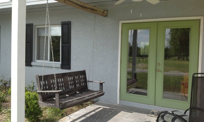 Dunnellon Villa | Blick auf den Golfplatz von der Veranda mit Platz zum Parken eines Bootes