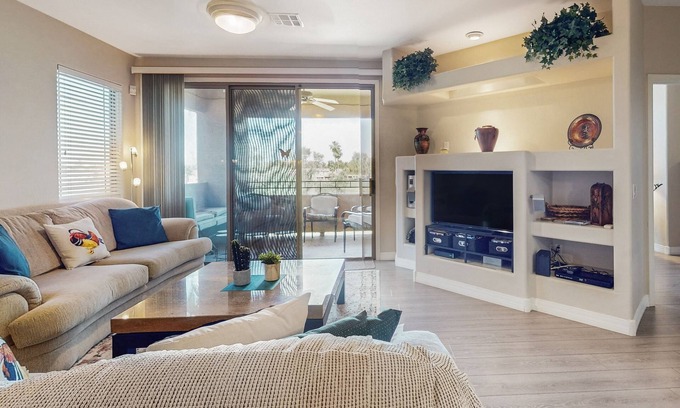 Alta Mesa Wohnung | Golf course-view getaway with WFH desk, pool, hot tub, gym access