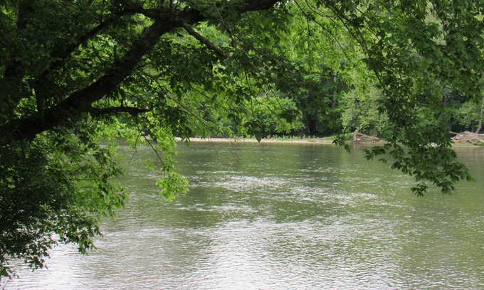 Rileyville Haus | Good Mill Riverfront Cottage