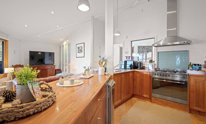 Birchs Bay Haus | Gorgeous 3 Bedroom House - Birchs Bay