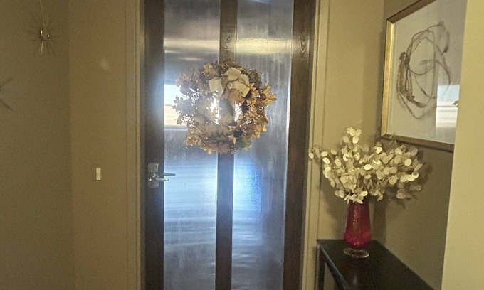 West Central Wohnung | Gorgeous 3 bedroom Downtown loft apartment with private balcony & rooftop deck.