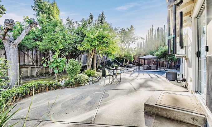 Dublin Haus | Gorgeous 4B/2.5B Newly-Renovated Relaxed House