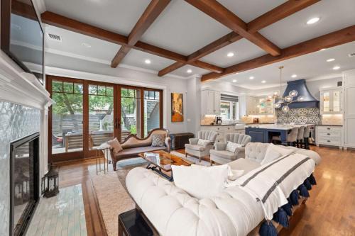 Westfield Haus | Gorgeous 4BD Plus Studio for 12 with Fire Pit & Near Downtown