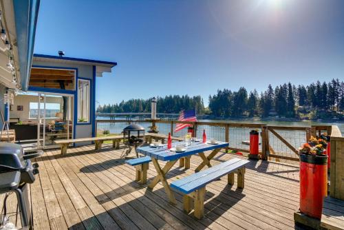 Allyn-Grapeview Haus | Gorgeous Allyn Getaway - No-Bank Waterfront!