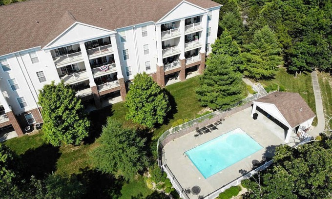 Branson Eigentumswohnung | Gorgeous and Large Condo, Elevator, Pool, Ozark Views! Close to Branson strip!