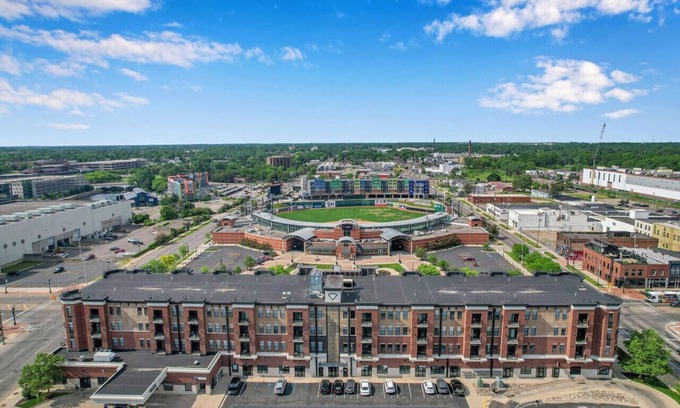 Lansing Eigentumswohnung | Gorgeous Apt w/ Balcony - Walk to Stadium & Lansing Center
