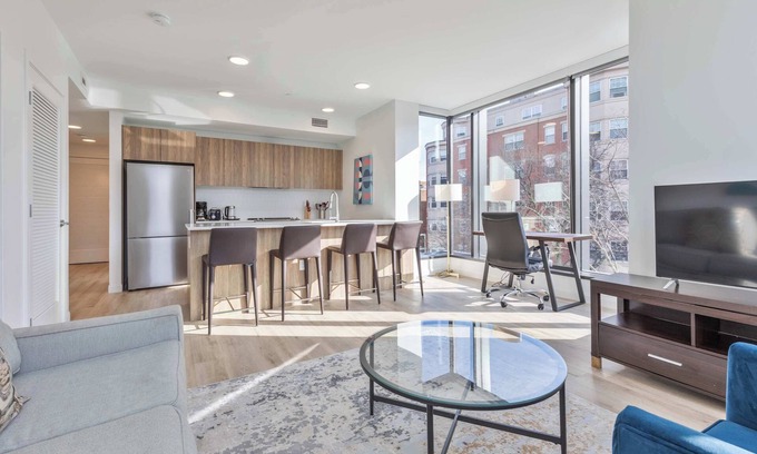 West Fens Wohnung | Gorgeous Apt with Kitchen