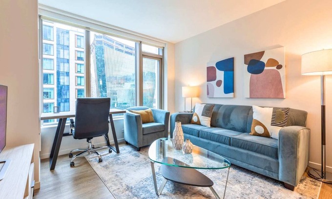 Seaport District Wohnung | Gorgeous Apt with Pool Views