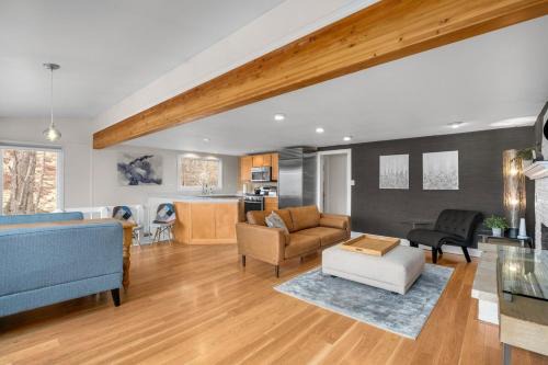 Bluffton Haus | Gorgeous Beach! Lakefront with large Wooden Deck