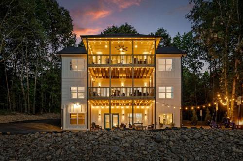 Rossville Haus | Gorgeous Cabin Surrounded by Trees in Fairview, Georgia