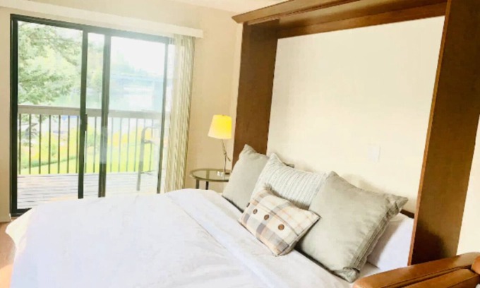 Bigfork Wohnung | Gorgeous Condo on Flathead Lake with a Spa Tub!