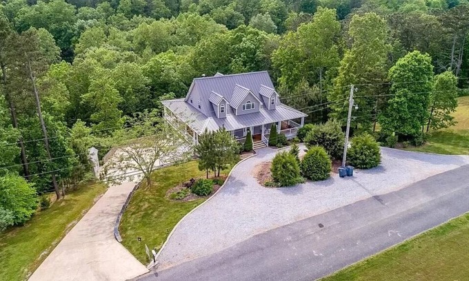 Waterloo Haus | The Otters' Den at Pickwick Lake- Pet Friendly