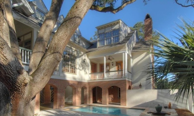 East Beach Haus | Herrlich! 7 BR Custom E. Beach Home, 3 min zum Strand, Pool / Deck, riesige Veranda, elev