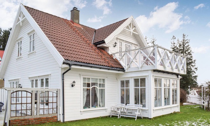 Fjell Haus | Schönes Haus in Fjell mit WLAN