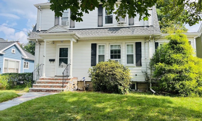 Warrendale Haus | Gorgeous Home in Waltham quiet, family-friendly neighborhood, 2 free parking!