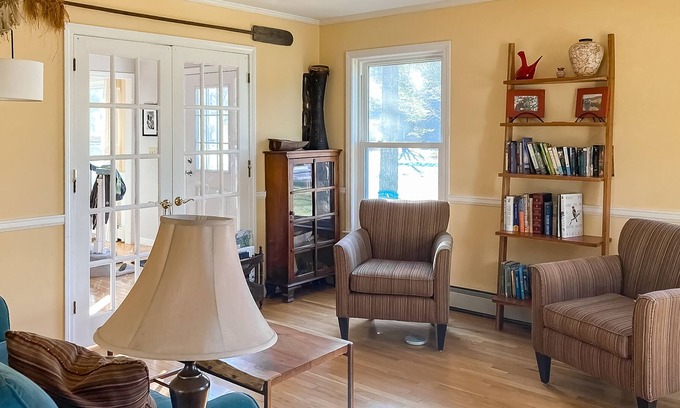 Shelburne Haus | Gorgeous home with fireplace, furnished deck, enclosed yard, & washer/dryer