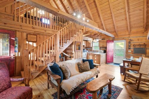 Vesta Haus | Gorgeous Log Cabin - Wineries, Dan River, Hiking