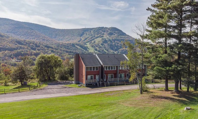 Hunter Haus | Gorgeous Mountain View Newly Renovated/Ski/Wi-Fi/Wood Stove/Pool