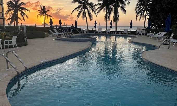 Seven Mile Beach Eigentumswohnung | Gorgeous ocean views on Seven Mile Beach!