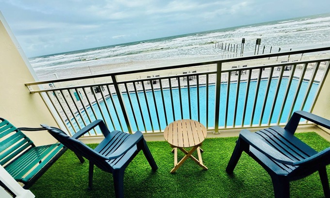 Davis Wohnung | Gorgeous Oceanfront 1 BR Apartment with Private Balcony & Pool