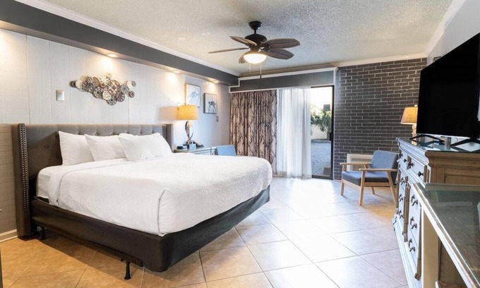 Litchfield by the Sea Wohnung | Gorgeous Pool View King Room 1st Floor