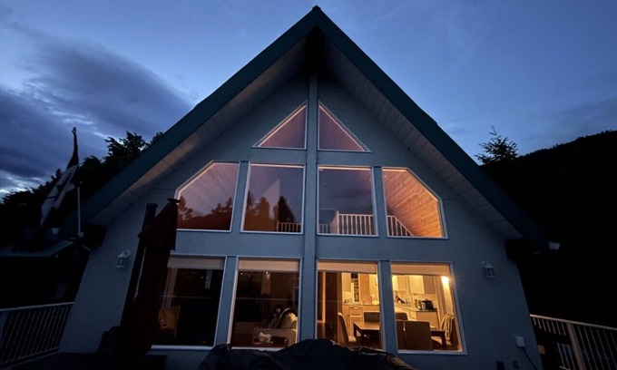 Adams Lake Haus | Gorgeous private lakefront In Shuswap