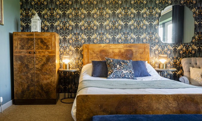 Norton St. Philip Haus | Gorgeous Rural 4 Bed Farm Cottage - With Hot Tub!