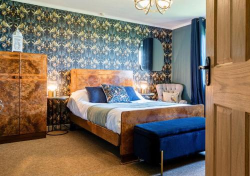 Norton St. Philip Haus | Gorgeous Rural 4 Bed Farm Cottage - With Hot Tub!