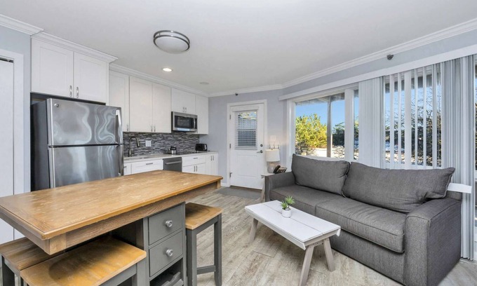 Napeague Wohnung | Gorgeous Studio Apartment with 1 Bath and Balcony