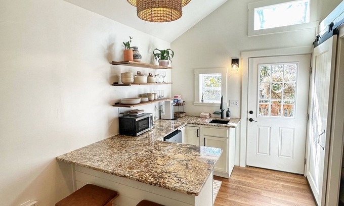 Cullowhee Wohnung | Gorgeous studio cottage less than 1/2 mile from Western Carolina University!