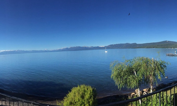 Lake Forest Eigentumswohnung | Gorgeous, sweeping views of Lake Tahoe from 3 story lake front condo!