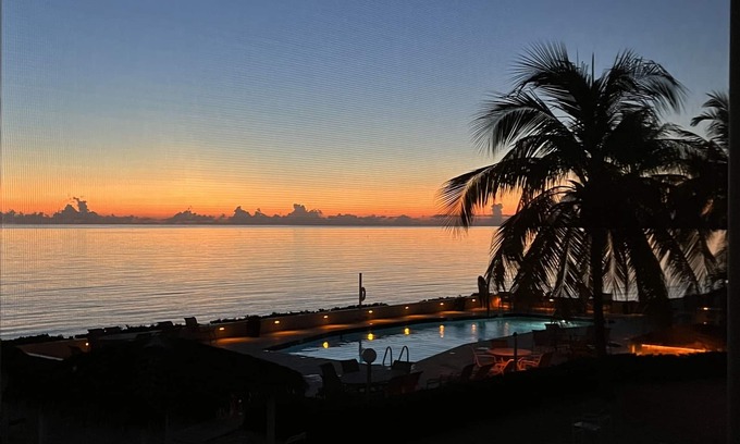 Seven Mile Beach Eigentumswohnung | Gorgeous View, Huge Beach,Pool & Hot Tub at Discovery Point Club Unit 34!
