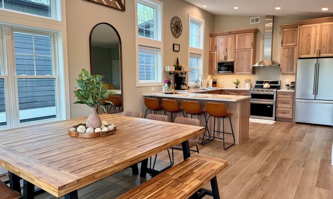 Duluth Haus | WATERFRONT SHORELINE HOME Views Modern Sauna 20% Off Bike Rental+MTB Pass