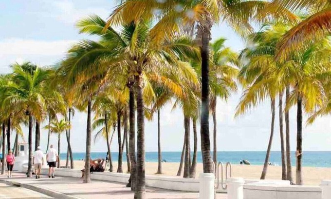 Middle River Terrace Haus | The “GQ” house-sleeps 12/Near Beach/airport/Wilton