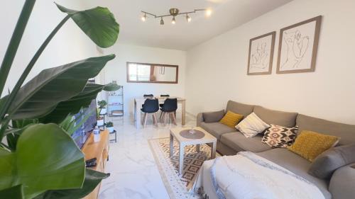 Saint-Sylvestre Wohnung | Grand 2 pièces avec grande terrasse à 15mn Centre-ville, Gare et Promenade des Anglais