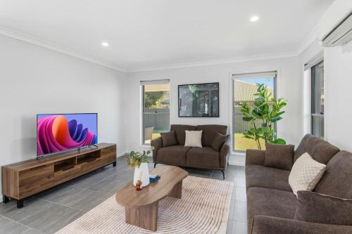 Heathwood Haus | Grand and Serene Family Stay with Alfresco Living