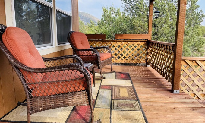 Williams Haus | Grand Canyon Retreat w/Hot Tub,Fire Pit, laundry, and view. Private & Secluded