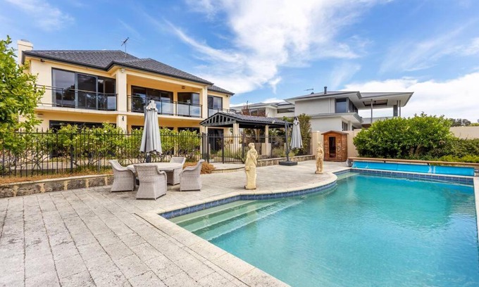 Ascot Haus | Grand Riverview Manor with pool & river access - EXECUTIVE ESCAPES