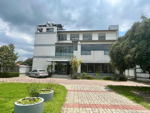 Baihe Haus | Grand Uncle