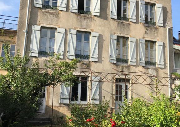 Arbois Wohnung | Grands Gîtes de charme avec jardin, lieu calme et paisible en plein coeur d'Arbois, linge inclu, lits faits à l'arrivée et ménage en fin de séjour