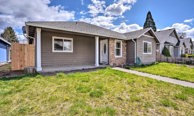 Grants Pass Haus | Grants Pass Home 1 Mi to Downtown and Rogue River!