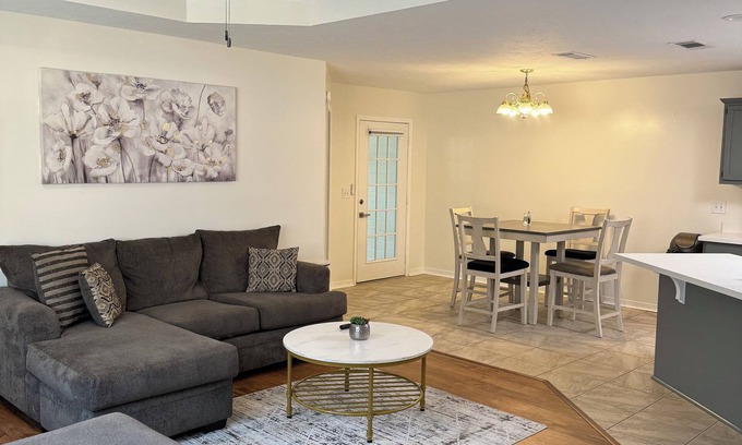 Flowood Haus | Graphite Grove: A Modern Retreat