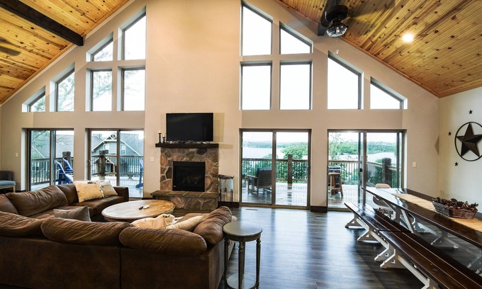 Lampe Kabine | “Gray Wolf Lodge” - Luxury, Wheelchair Friendly Lakeview Home pickleball court