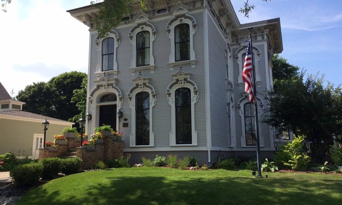 Grand Haven Wohnung | Großartige Innenstadtlage in einem der berühmtesten historischen Häuser von Grand Haven