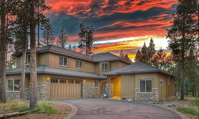 Sunriver Haus | Grand, Spacious, 5 On Suites, Chef's Kitchen, Bikes, Hot Tub, NO Resort Fees